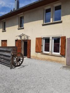 un edificio con un cañón al lado de un edificio en Studio dans bâtisse typique du Jura, 