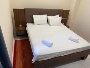 Una cama con dos almohadas encima. en Hotel Livadic & Restaurant en Ližnjan