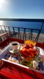 ein Tablett mit einer Schale Obst und einer Tasse Kaffee in der Unterkunft Nido Azzurro in Scaletta Zanclea