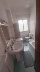 La salle de bains est pourvue d'un lavabo, de toilettes et d'une baignoire. dans l'établissement Nido Azzurro, à Scaletta Zanclea