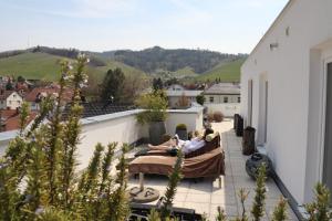 un grupo de personas sentadas en un balcón en Hotel Ritter Durbach en Durbach