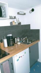 - une cuisine avec un évier et un comptoir dans l'établissement Dolce Vita, à Montfaucon