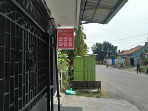 Fotografie z fotogalerie ubytování RedDoorz Syariah near RS Mitra Keluarga Tegal v destinaci Tegal