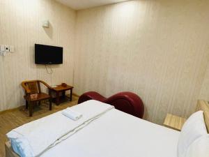 Postel nebo postele na pokoji v ubytování Hotel Quỳnh Anh