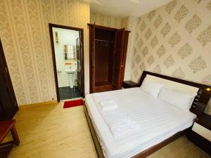 Postel nebo postele na pokoji v ubytování Hotel Quỳnh Anh