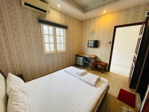 Postel nebo postele na pokoji v ubytování Hotel Quỳnh Anh