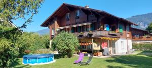 维尔德斯韦尔Chalet Sunnmätteli的前面有蓝色帐篷的房子