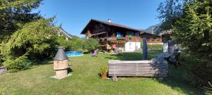 a house with a yard with a bird house at Chalet Sunnmätteli in Wilderswil