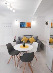 sala de estar con mesa, sillas y sofá en Apartment Marina en Kotor