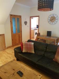 O zonă de relaxare la Fisherman Cottage - ideal for Trades and couples part of Langley Serviced Apartments Has outside steps +3 fotografii
