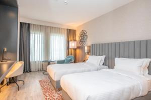Un pat sau paturi într-o cameră la Crowne Plaza Ankara, an IHG Hotel