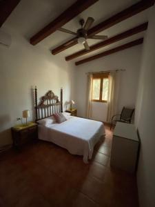 una camera da letto con un letto e un ventilatore a soffitto di Cortijo CANO a Cuevas del Almanzora Altre 28 foto