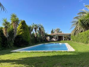 una piscina nel cortile di una casa di Cortijo CANO a Cuevas del Almanzora