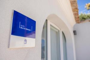 un panneau bleu et blanc sur le côté d'un bâtiment dans l'établissement Decori Suites Amalfi Coast, à Vietri