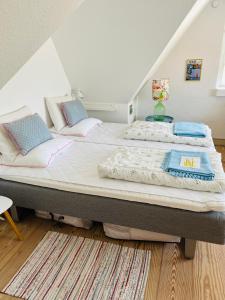 two twin beds in a bedroom with a staircase at Færgestræde 45 in Marstal