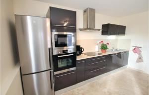 uma cozinha com um frigorífico de aço inoxidável e um lavatório em 6 Bedroom Gorgeous Home In Malataverne em Malataverne