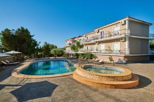 Bazén v ubytovaní Armonia Hotel by Zante Plaza alebo v jeho blízkosti