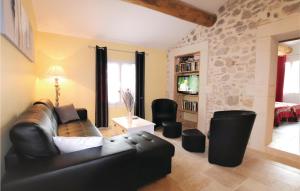 uma sala de estar com um sofá de couro preto e cadeiras em 6 Bedroom Gorgeous Home In Malataverne em Malataverne