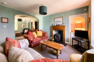 uma sala de estar com um sofá e uma lareira em 3 Castle Terrace em Crail