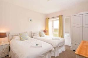 a bedroom with two beds and a window at Meggie Allans in Crail