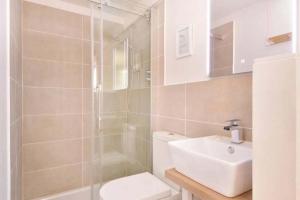 uma casa de banho com um chuveiro, um WC e um lavatório. em Mick's Cottage em Crail