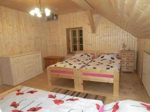 um quarto com duas camas num quarto em Chalupa pod Kralickým Sněžníkem em Staré Mesto