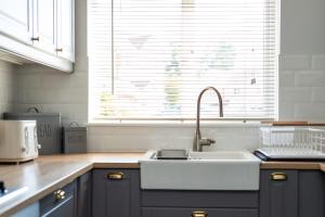 Dapur atau dapur kecil di Beautiful & Modern Seaside Home +39 gambar