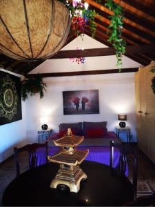 Suite Zen y Cueva Refugio的休息区