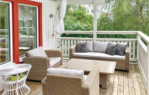 - une terrasse couverte avec des chaises en osier et une table dans l'établissement Awesome Home In Lerberget With Sauna, à Lerberget