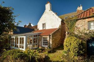 vista esterna di una casa con giardino d'inverno di 19 Shoregate a Crail