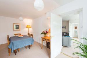 une salle à manger avec une table avec une nappe bleue dans l'établissement Willow Cottage, North Street, à St Andrews