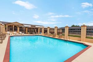 Bazén v ubytování Days Inn by Wyndham Paris nebo v jeho okolí