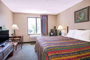 Voodi või voodid majutusasutuse Days Inn by Wyndham Parsippany toas