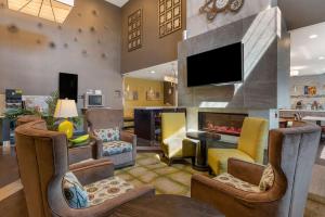 a living room with a tv and a fireplace at Best Western Hilliard Inn & Suites in Hilliard