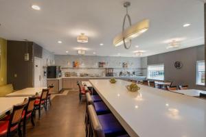 Η κουζίνα ή μικρή κουζίνα στο Best Western Hilliard Inn & Suites
