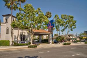 ローンデールにあるStudio 6 Suites Lawndale, CA South Bayの通りの角にあるmcdonaldsレストラン