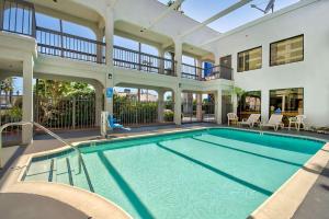 una piscina en medio de una casa en Studio 6 Suites Lawndale, CA South Bay, en Lawndale