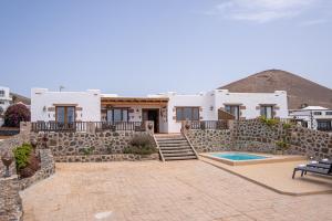 a villa with a mountain in the background at Villa Alisios La Asomada in Tías