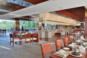 a restaurant with tables and chairs and a bar at C&D Hotel,Putian in Putian