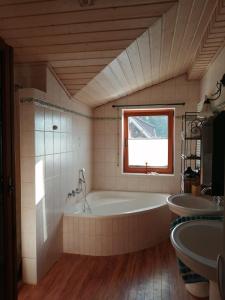 a large bathroom with a tub and two sinks at Gästehaus Ahlers in Goldenstedt in Goldenstedt
