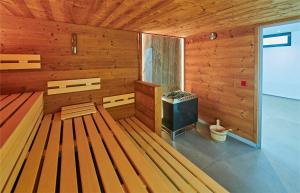 a room with a sauna with wooden walls at Insel-Hotel Heilbronn in Heilbronn