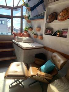 um quarto com uma secretária, 2 cadeiras e uma mesa em Cobertura Duplex com piscina e Suítes Barão Vermelho em Morro de São Paulo