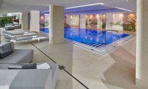 ein Wohnzimmer mit einem Pool in einem Haus in der Unterkunft Insel-Hotel Heilbronn in Heilbronn