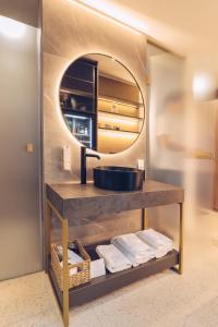 uma casa de banho com um lavatório e um espelho em Tri lučke Hotel & Restaurant em Krsko