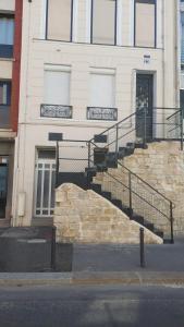 um edifício com escadas em frente a um edifício em Le Dessous des berges em Paris