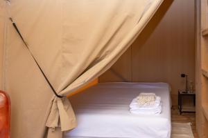 Un pat sau paturi într-o cameră la Tenuta San Lodovico