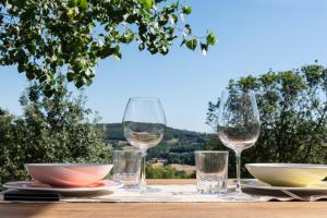 uma mesa com copos de vinho e pratos em Tenuta San Lodovico em Scansano