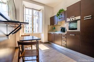 A kitchen or kitchenette at El Dorado Colosseum