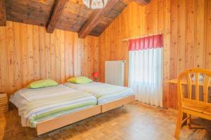 ein Schlafzimmer mit einem Bett in einem Holzzimmer in der Unterkunft Hotel Mont Rouge in Nendaz
