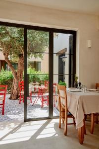- une salle à manger avec une table et des chaises dans l'établissement Village Heights Resort, à Chersónissos